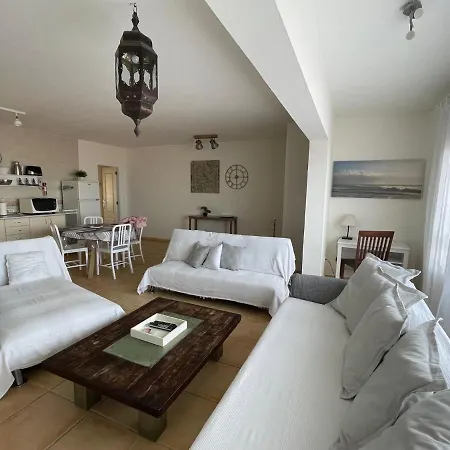 Daire My Ocean !!! Breathtaking Location, Steps To The Ocean, Spacious Sea View, Fully Equipped And Well-furnished With Private Entrance And High-speed Fiber Optic Internet Corralejo
